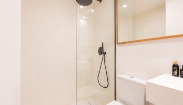 Resa Estates 3 slaapkamers Talamanca te koop sale Ibiza shower 2 bathroom.jpg